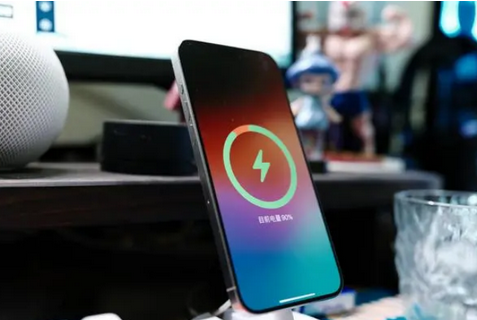 河曲苹果15换屏服务分享用什么充电器给iPhone15充电更好 
